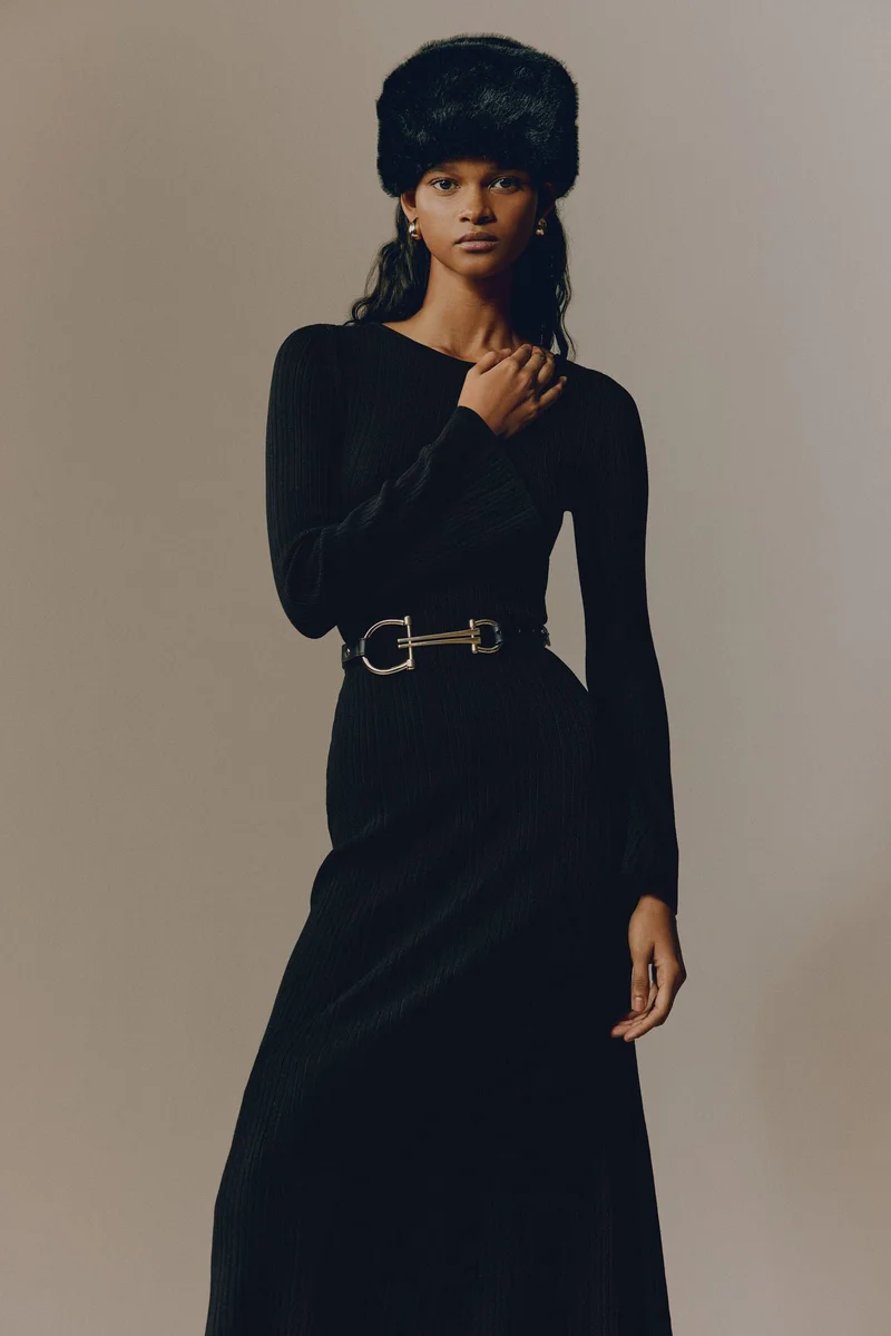 اتش اند ام فستان محبوك من نسيج مرن